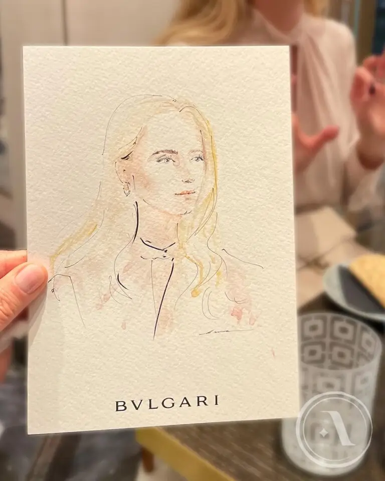 Diese Event Illustration präsentiert ein fein ausgearbeitetes Aquarell-Porträt von Kazennova travelfashionartist einer Bvlgari Besucherin. Der helle, elegante Stil fängt die Atmosphäre eines Luxus-Events in Hamburg ein und zeigt die besondere künstlerische Handschrift meiner Live-Porträtzeichnungen für Premium-Marken.